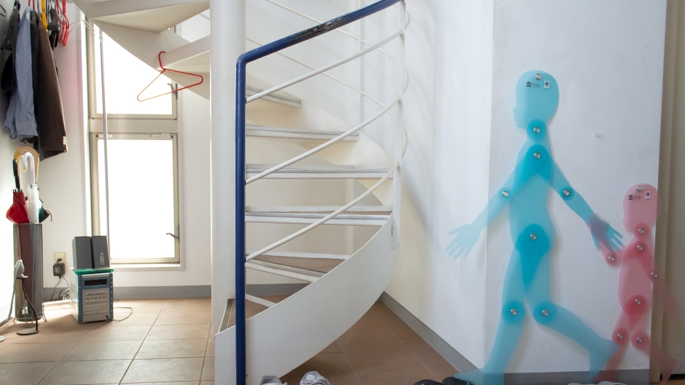 玄関。2Fから3Fに繋がる螺旋階段が見える