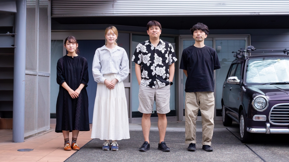 会社前に並んだ世路庵メンバー