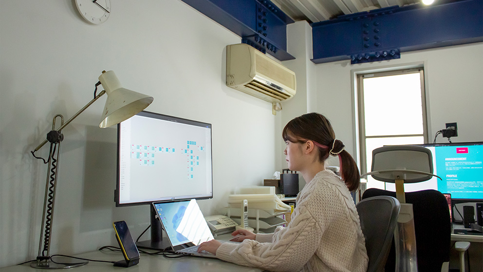 2F執務エリアで仕事に励む世路庵社員